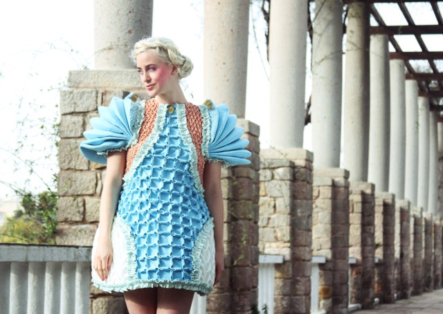 Fokussiere auf dein langfristiges Ziel, luzid zu träumen und freue dich über jeden kleinen Fortschritt  von Dir.  Kostüm: Carla Navés Martin Fotografie: Paula Belil