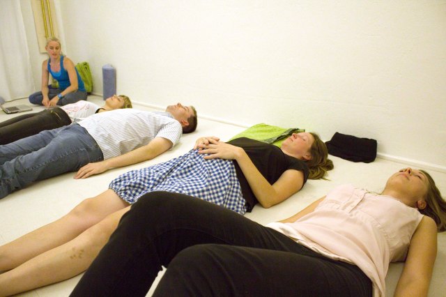 In dem Workshop für luzides Träumen, kann man in einer Entspannungs-Trance sich darauf vorbereiten, was man in einem luziden Traum machen will.