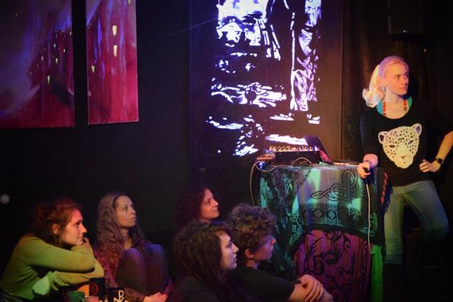 Vortrag in der Nomad Bar in Berlin über das luzide Träumen mit Alice Grinda